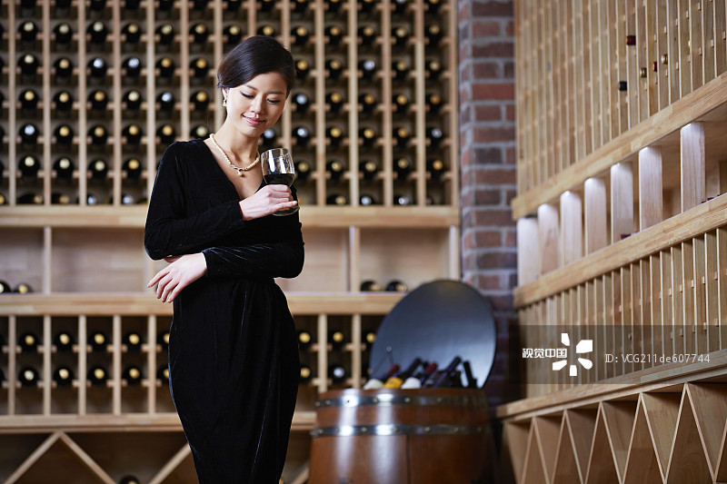 红酒之王张裕利润7年腰斩 联手双妹月销30件