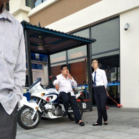 1557930931727466.png ↑邓大楣晕倒在地,裴某璟坐在警用摩托车上吸烟