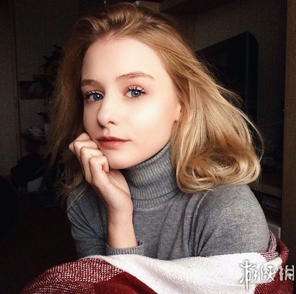 俄罗斯小姐姐长着一副精致娃娃脸 人美声甜完美身材