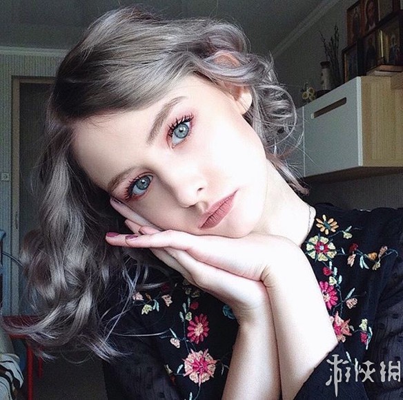 俄罗斯小姐姐长着一副精致娃娃脸 人美声甜完美身材