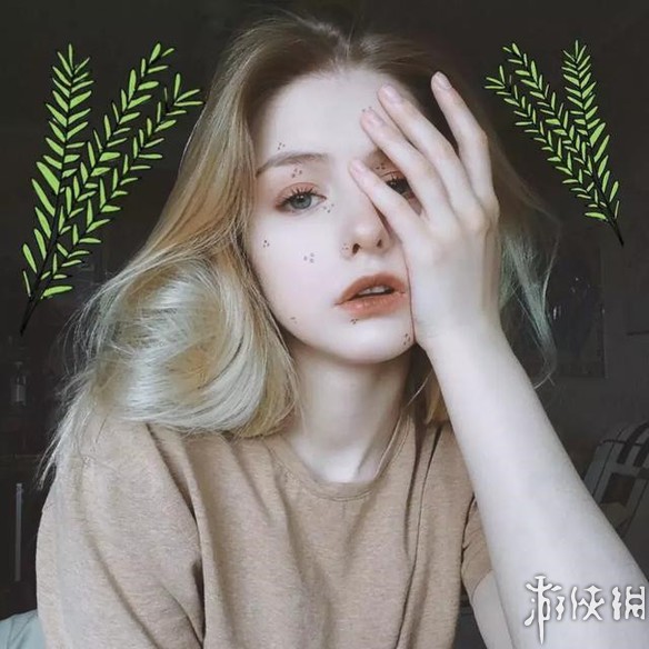 俄罗斯小姐姐长着一副精致娃娃脸 人美声甜完美身材