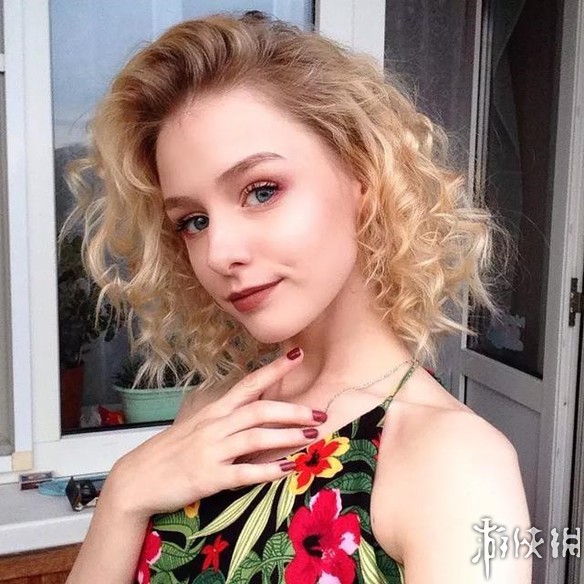 俄罗斯小姐姐长着一副精致娃娃脸 人美声甜完美身材