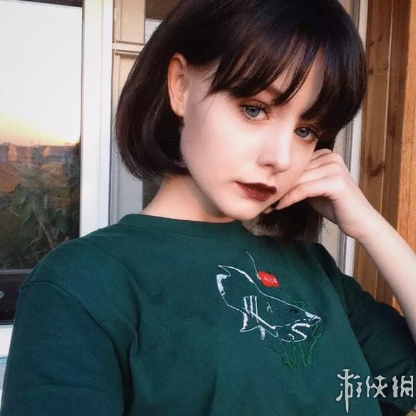 俄罗斯小姐姐长着一副精致娃娃脸 人美声甜完美身材