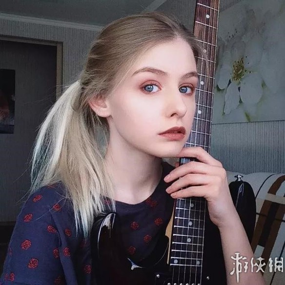 俄罗斯小姐姐长着一副精致娃娃脸 人美声甜完美身材