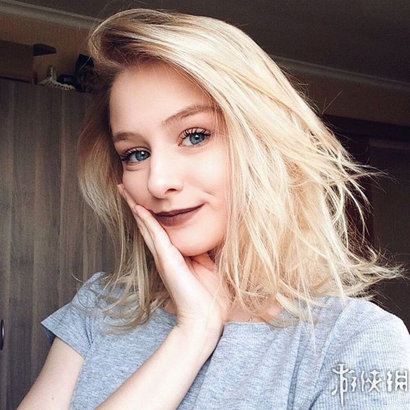 俄罗斯小姐姐长着一副精致娃娃脸 人美声甜完美身材