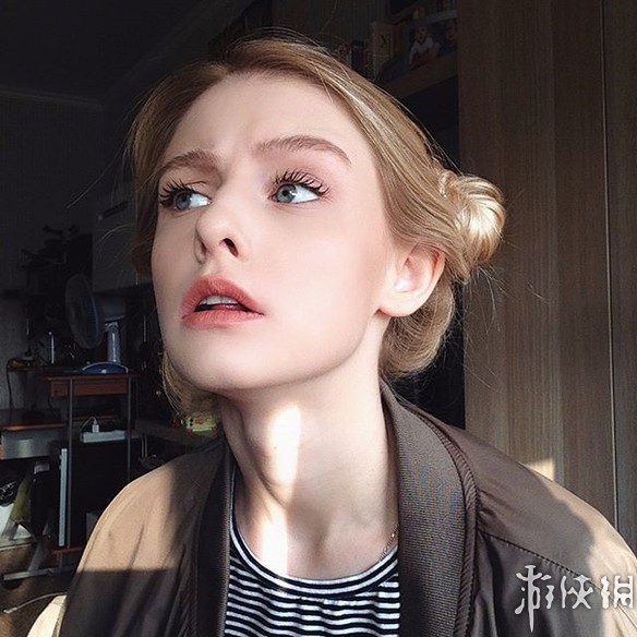俄罗斯小姐姐长着一副精致娃娃脸 人美声甜完美身材