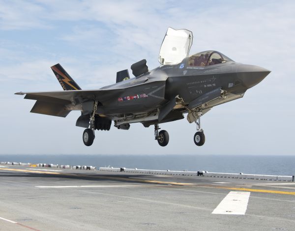 資料圖片:美海軍陸戰隊F-35B隱身短垂戰機着艦瞬間。(圖片來源於網絡)