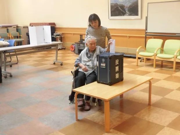 正在投票的日本老人