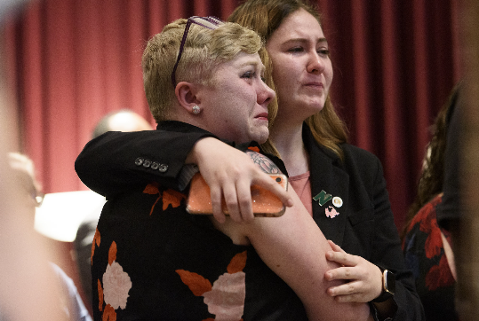  两位女性堕胎权利支持者，听到该法案通过后痛哭。（图源：《纽约时报》）