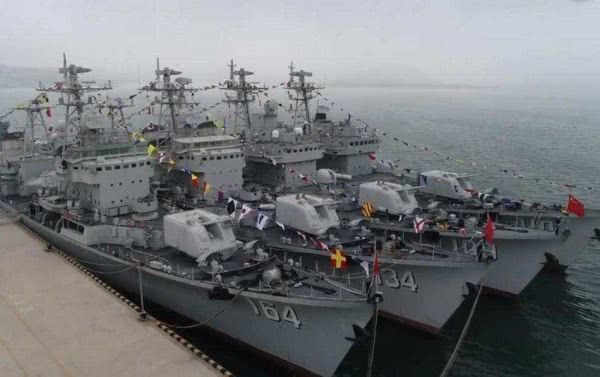 中国人民解放军海军4艘051型(旅大级)驱逐舰在北海舰队的旅顺基地举行了退役仪式。