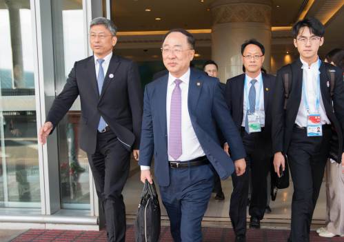 图为韩国副总理兼企划财政部长官洪楠基(左二)。新华社