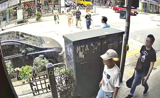 1558532023550078.png 被劫男子(右)及涉事车辆(左)。图源:橙新闻