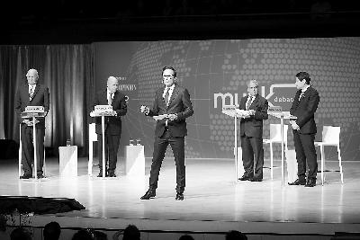 　　图片说明：辩论会现场，左边二人为正方的白邦瑞、麦克马斯特，右边为反方的马凯硕、王辉耀；辩论前后的投票情况，最终反方以2%的优势获胜。