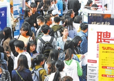 4月27日,武汉2019年春季校园招聘现场(资料图片)别墅民宿最大的烟台最美图片