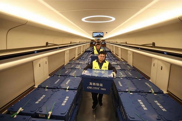 年双十一期间,复兴号拆座椅运货。来源:中铁总