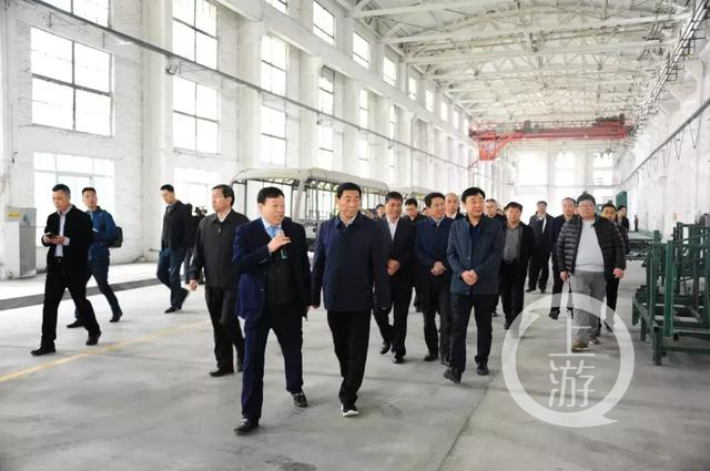 ▲2019年4月11日,南阳市委书记张文深到高新区氢能源汽车项目现场办公,前方介绍者是庞青年。