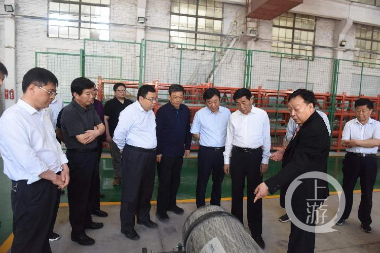 ▲2019年5月22日,南阳市委书记张文深到高新区氢能源汽车项目现场办公,庞青年在介绍情况。