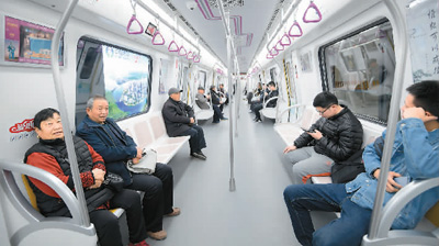 山东省济南市地铁车厢内。崔 健摄(人民视觉)