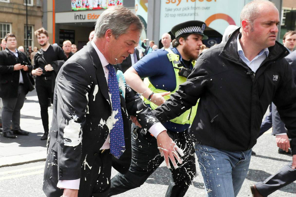 英国政客遭“奶昔袭击”后 又一保守党议员遭泼水