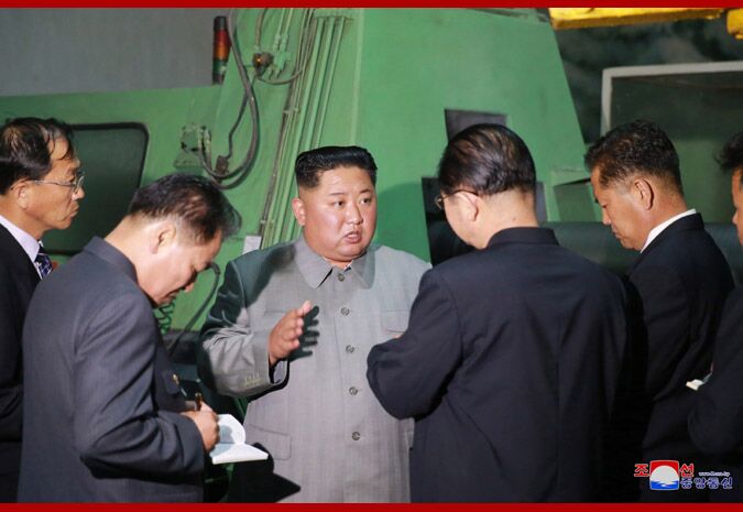 金正恩视察江界综合拖拉机厂