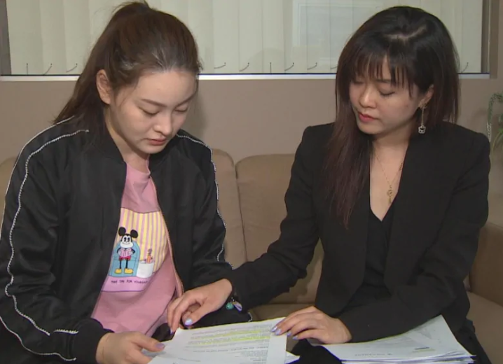 钱女士与律师在整理案情(图源:CBC)