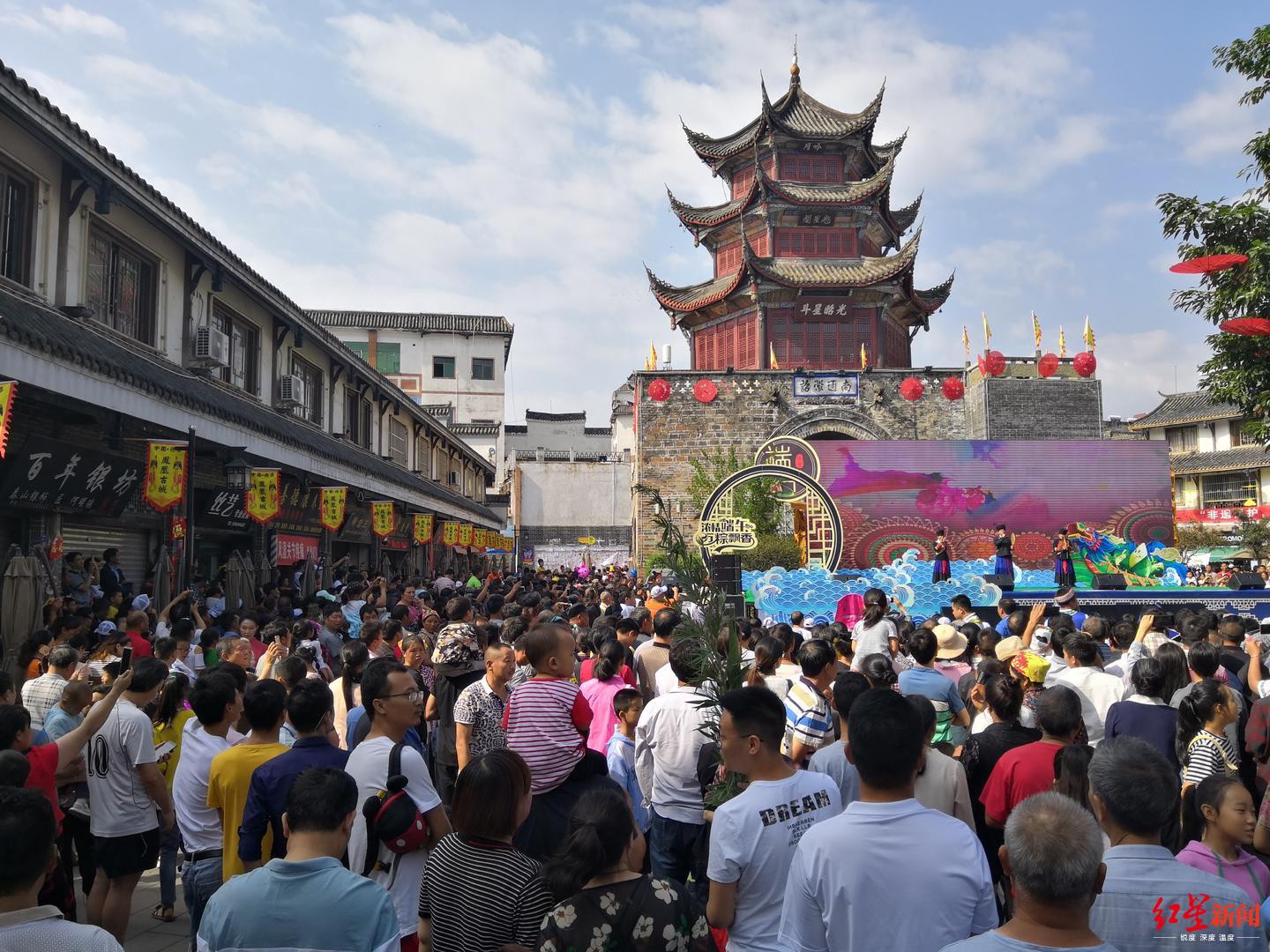 数万人逛街买药 四川德昌古城三千人端午同吃"药根宴"
