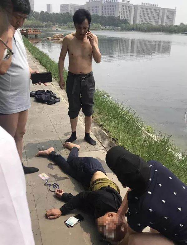 打电话者为易贵平,戴帽者为刘胜军