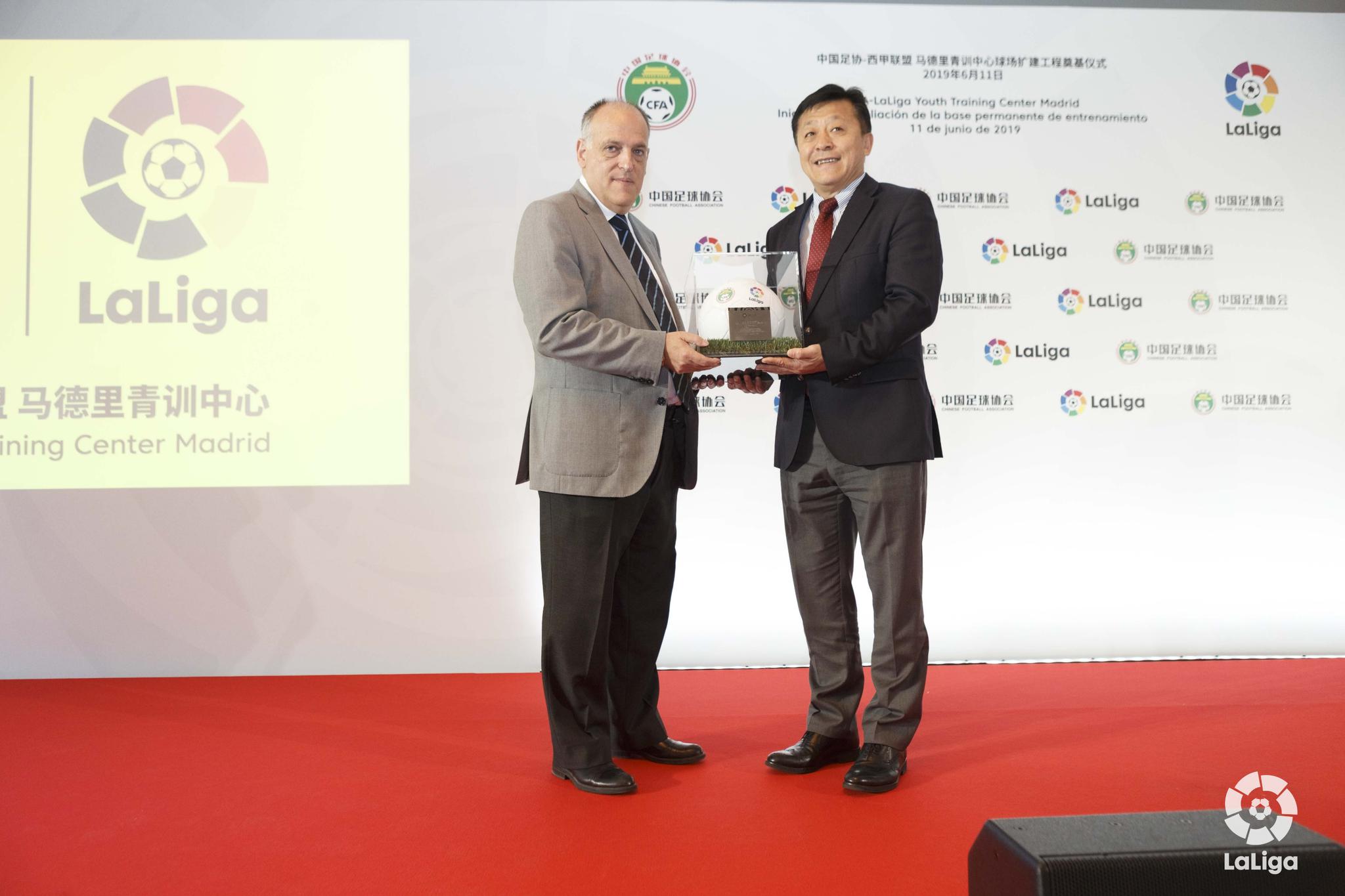 中国足协马德里青训中心球场扩建,杜兆才出席