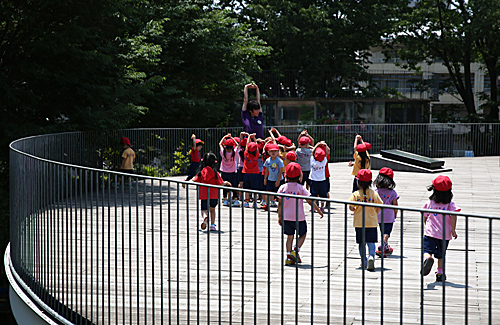在日本東京都立川市富士幼兒園,小朋友在屋頂上課。(新華社)