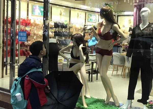 吸尘器治大姨妈送进医院 每日轻松一刻6月13日晚间版