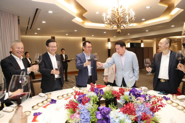 崔泰源设宴款待许家印一行