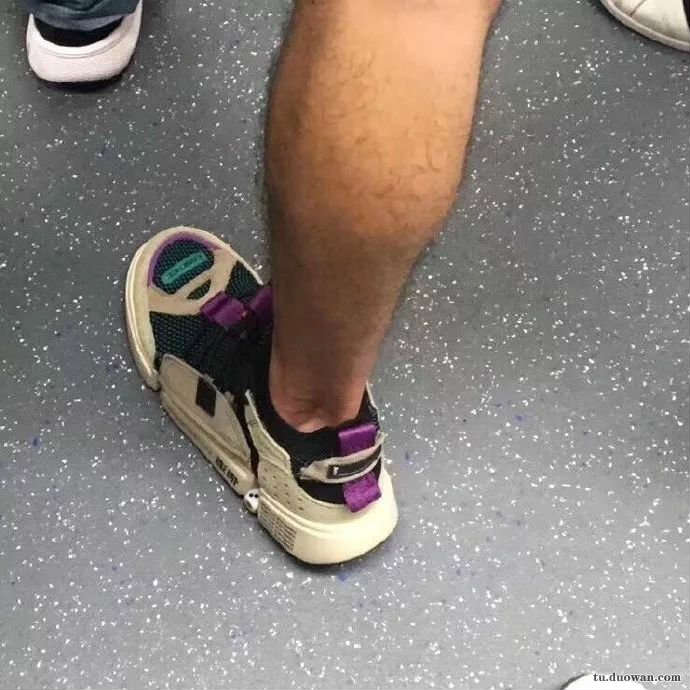 吸尘器治大姨妈送进医院 每日轻松一刻6月13日晚间版