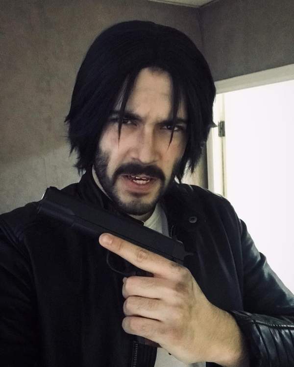 小哥Cos《赛博2077》基努里维斯角色 忧郁眼神还原颇高