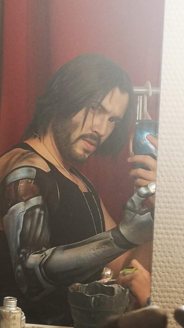 小哥Cos《赛博2077》基努里维斯角色 忧郁眼神还原颇高