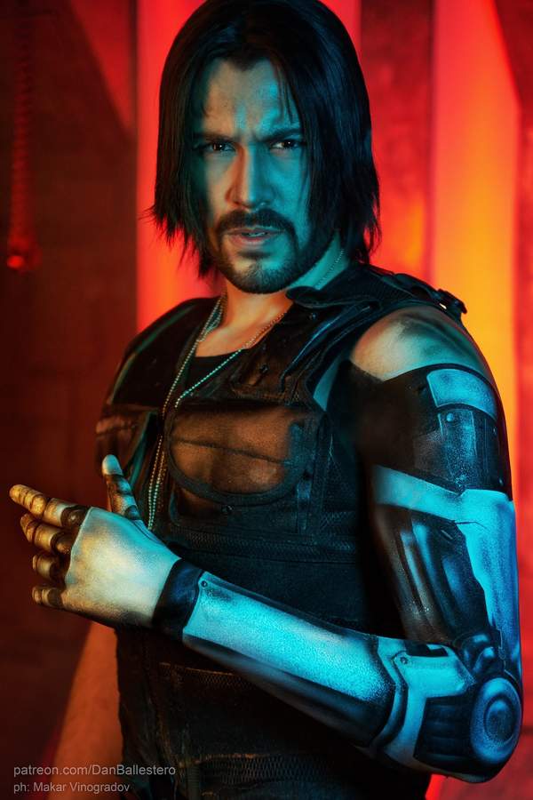 小哥Cos《赛博2077》基努里维斯角色 忧郁眼神还原颇高