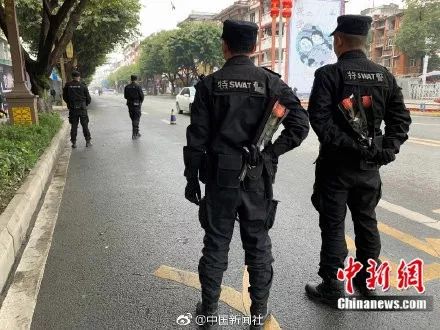 民警献血一开始比“V”手势 针扎下去疼成表情包