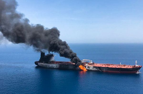  一艘油轮13日在霍尔木兹海峡附近遇袭起火（伊朗学生通讯社）