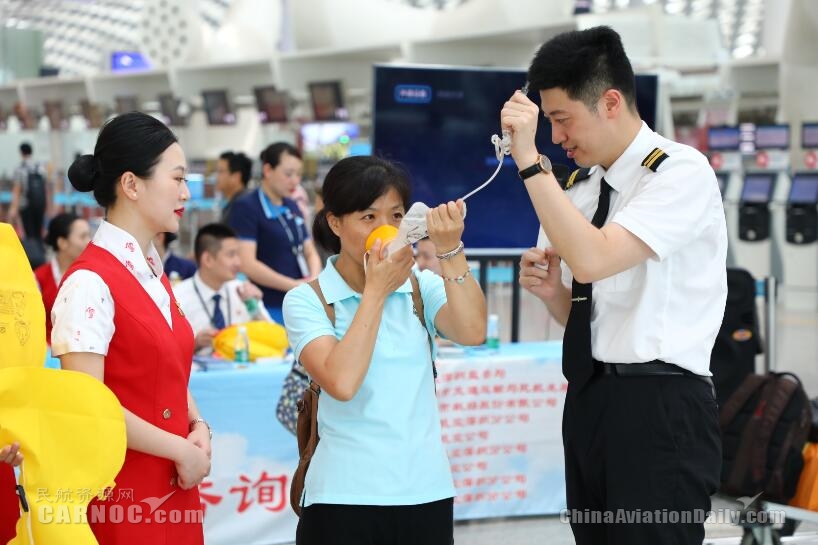 民航深圳安全生产活动:旅客体验机上应急设备使用496855_