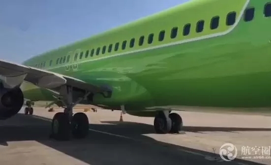 俄罗斯一架737硬着陆 机尾撞在地上 飞机受损停飞496833_