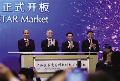 中共中央政治局委員、國務院副總理劉鶴(左二),中共中央政治局委員、上海市委書記李強(右二),中國證監(jiān)會主席易會滿(左一),上海市市長應勇(右一)共同為科創(chuàng)板開板。 視覺中國 圖