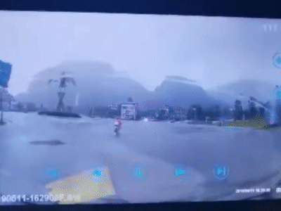 男子雨天骑车遭遇雷击 马路被炸出一个大坑(图)