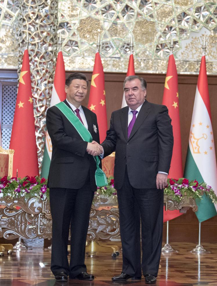 6月15日,国家主席习近平在杜尚别出席仪式,接受塔吉克斯坦总统拉赫蒙授予“王冠勋章”。