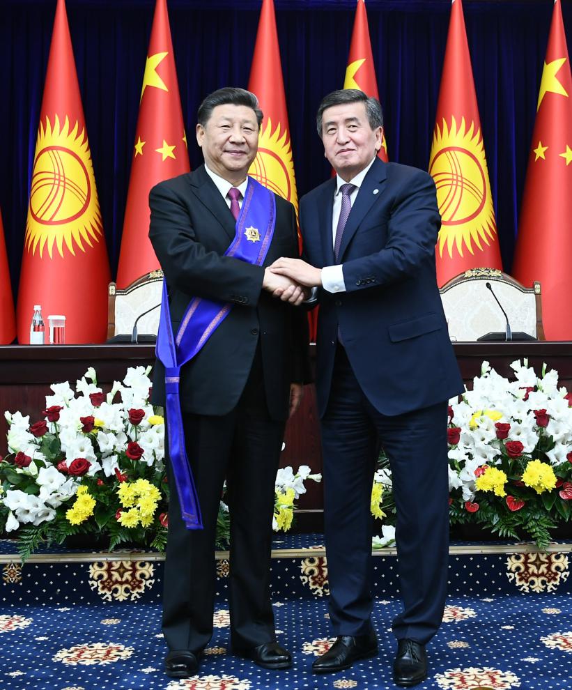 2019年 6月13日,习近平在比什凯克出席仪式,接受吉尔吉斯斯坦总统热恩别科夫授予“玛纳斯”一级勋章。