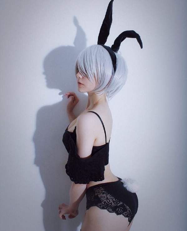 《尼尔:机械纪元》2B Cos 冷艳少女变身娇俏兔女郎