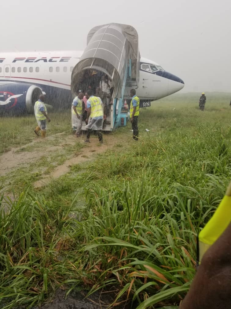 和平航空一架客机冲出跑道 机场关闭24个多小