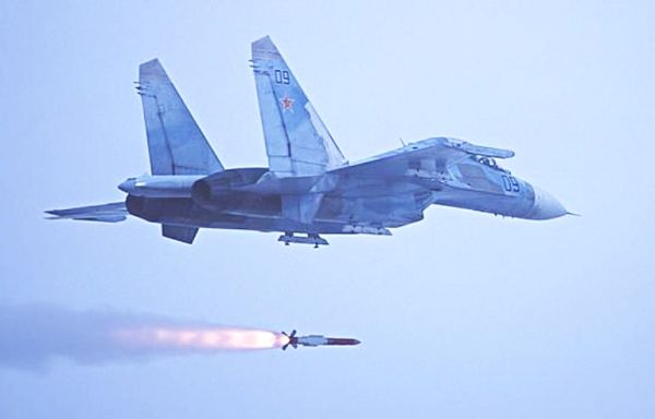 资料图片:俄军苏-30战机试射R-77中距空空导弹。(图片来源于网络)