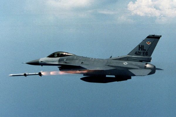 资料图片:美军F-16战机发射AIM-120中距空空导弹。(图片来源于网络)