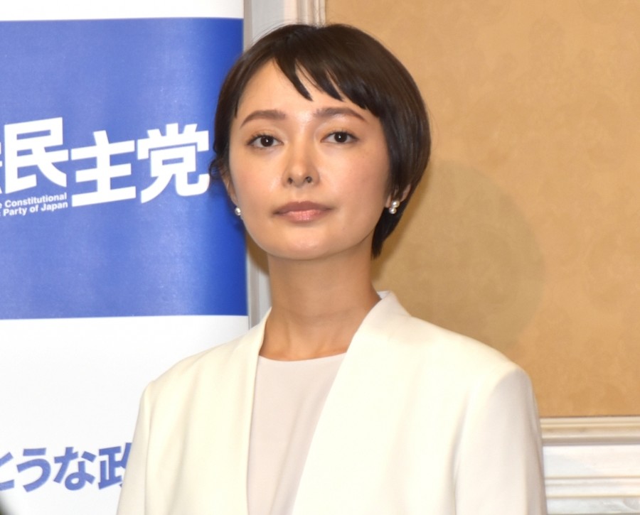 市井纱耶香在记者会上(日本“ORICON NewS”网站)