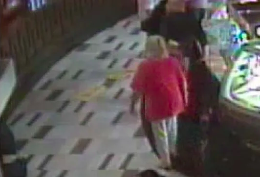 美国一女子被告示牌绊倒 赌场赔偿300万美元