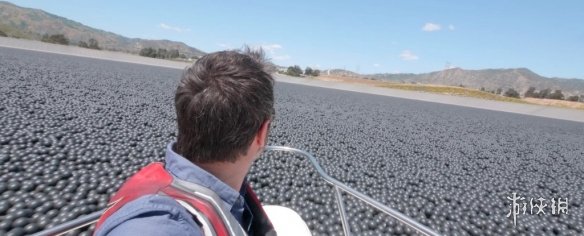 9600万黑色塑料球倾倒进加州一水库 年可节约11亿升水